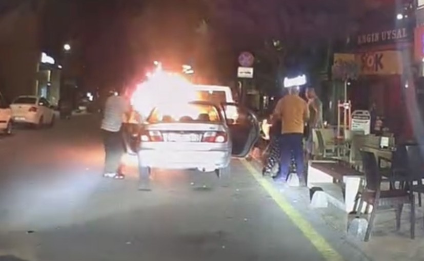 mersinde motor kismindan alev alan otomobil panige neden oldu 3 mjnlilsA