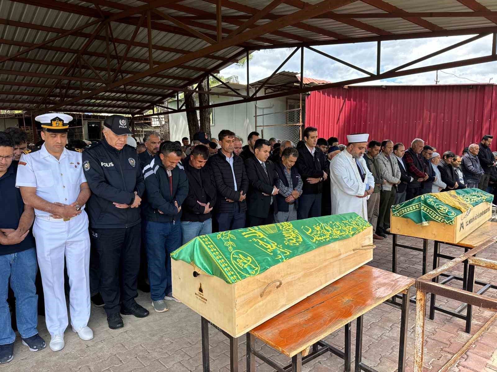 mersinde olen 2 kardesin cenazesi gozyaslari arasinda defnedildi 1 P718NTat