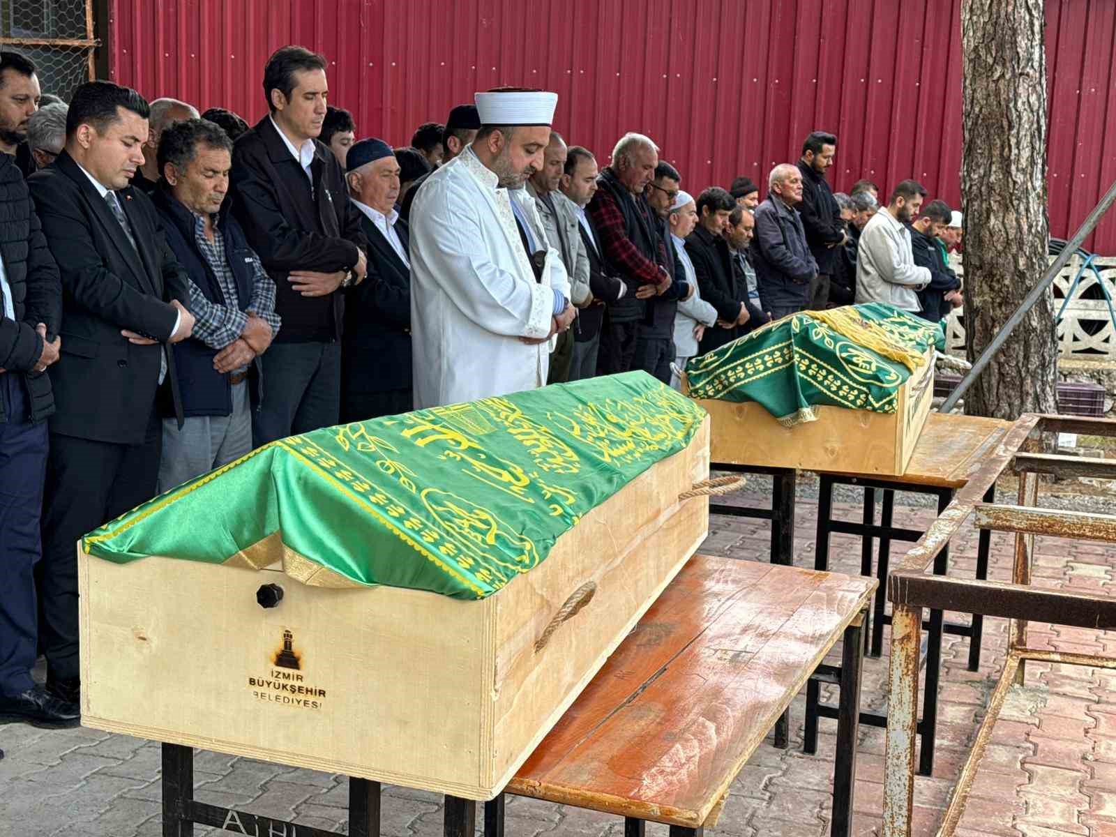 mersinde olen 2 kardesin cenazesi gozyaslari arasinda defnedildi 2 BzEfjH9C