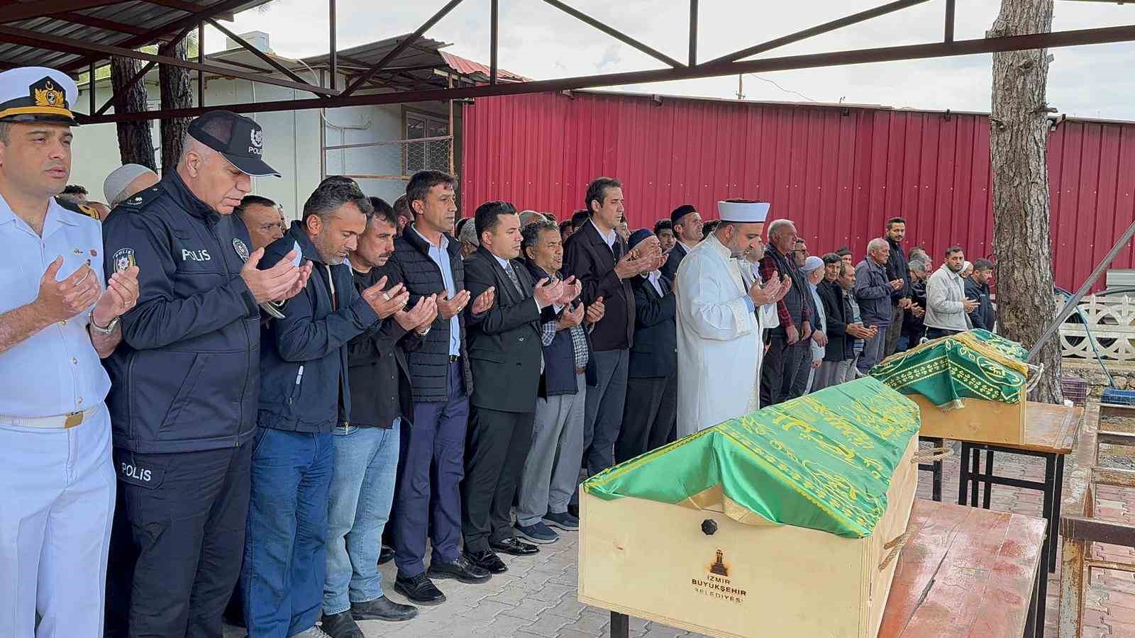 mersinde olen 2 kardesin cenazesi gozyaslari arasinda defnedildi 3 wuRUGEl9