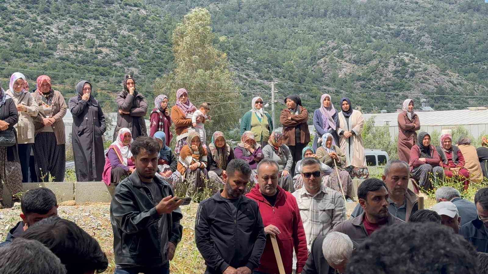 mersinde olen 2 kardesin cenazesi gozyaslari arasinda defnedildi 7 LSnlFzhD