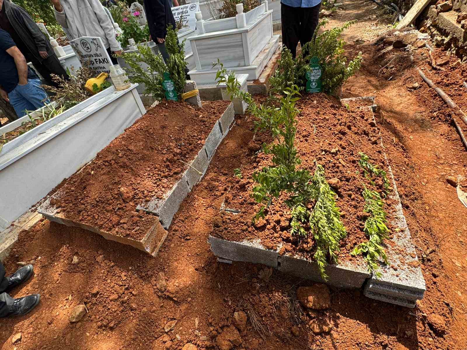 mersinde olen 2 kardesin cenazesi gozyaslari arasinda defnedildi 9 bQdFd27e