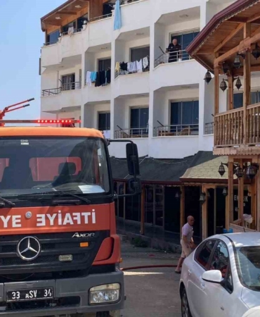 mersinde-otelde-yangin-9-kisi-dumandan-etkilendi-meUCA1eF.jpg