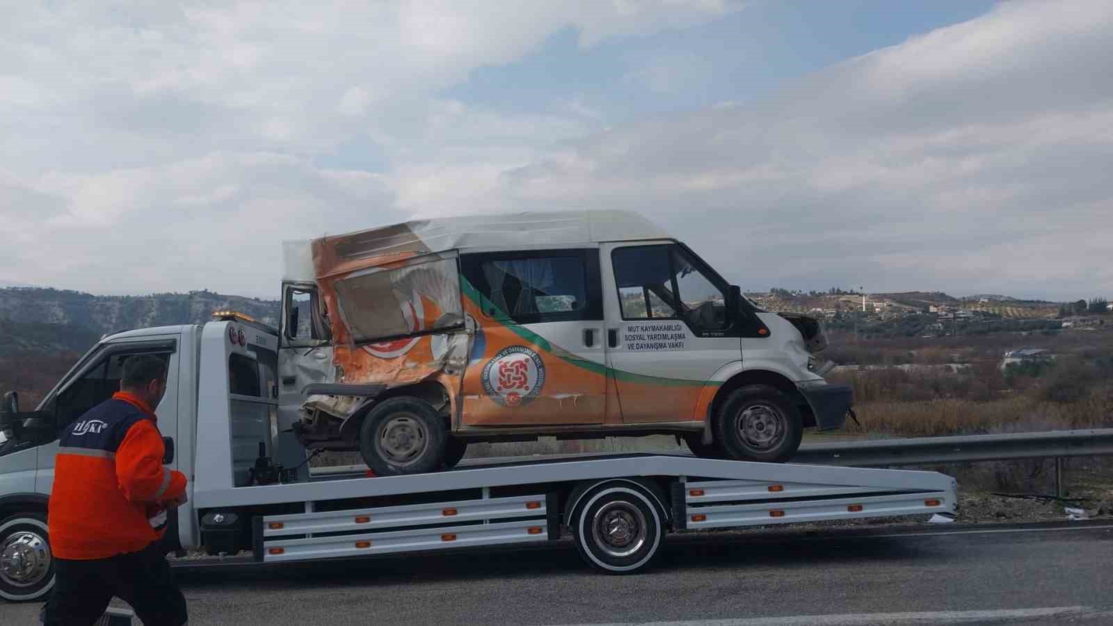 mersinde otobusle minibus carpisti kaza ucuz atlatildi 2 yarali 1 ryIIEWzY