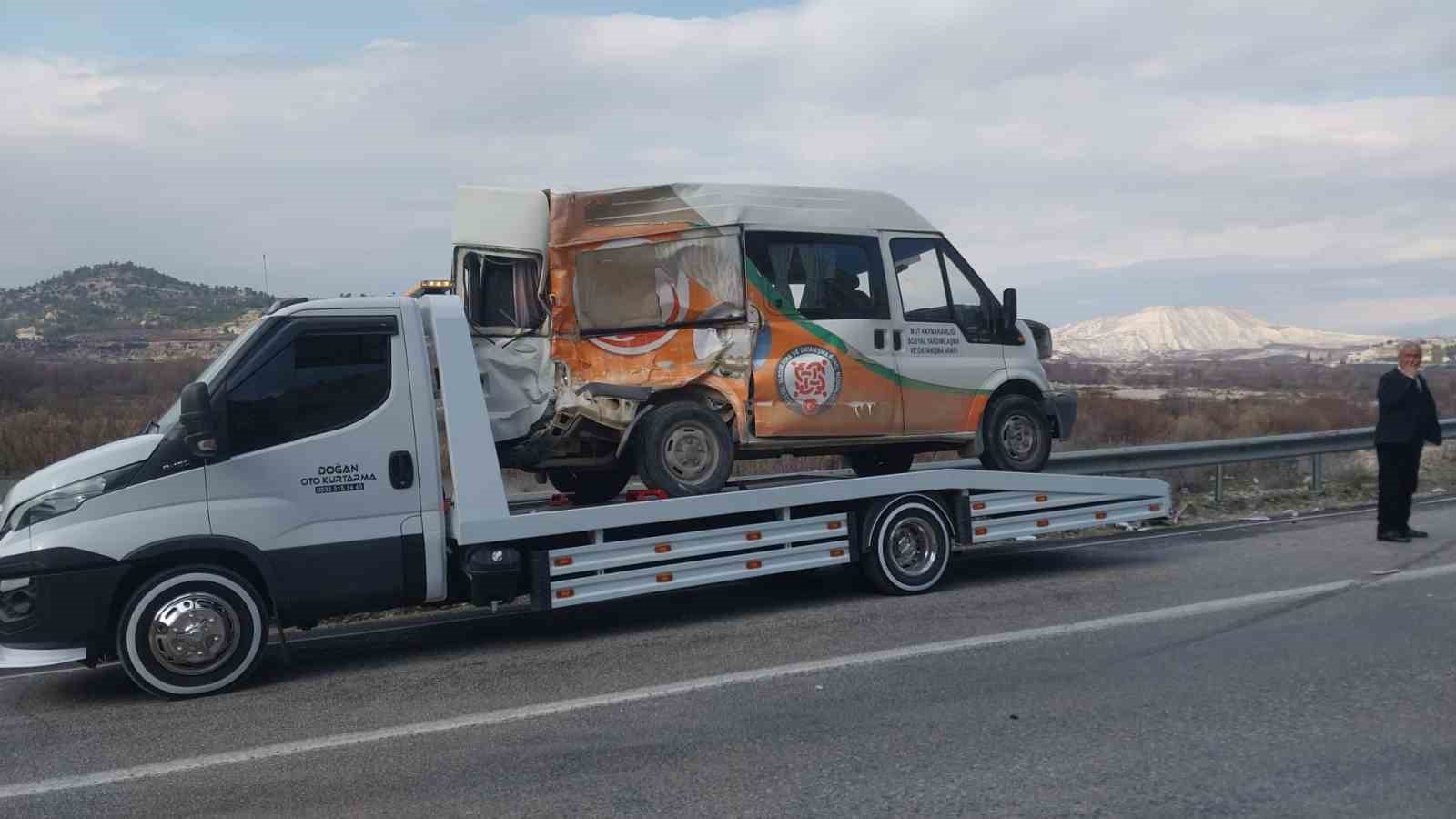 mersinde otobusle minibus carpisti kaza ucuz atlatildi 2 yarali 3 ZBOc6apl