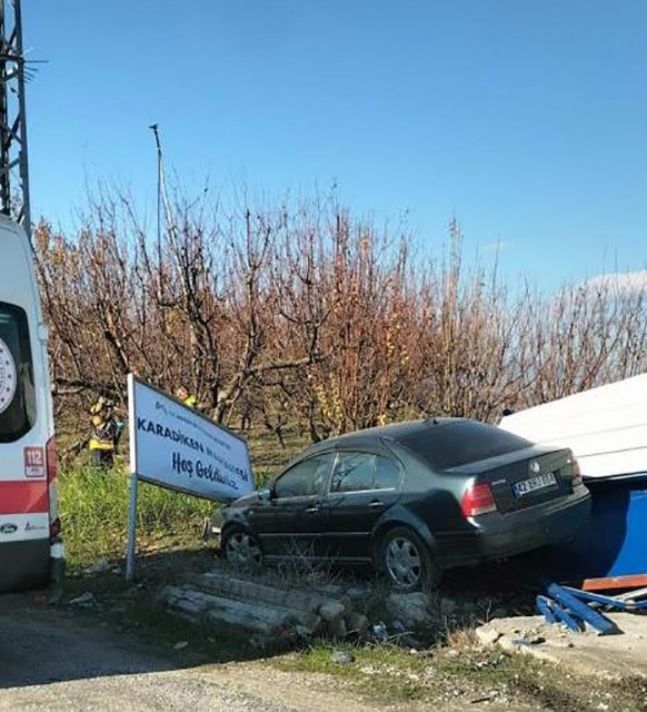 Mersin’de otomobil otobüs durağına çarptı: 2 yaralı 4 mersinde otomobil otobus duragina carpti 2 yarali 0 CVOBUZfh