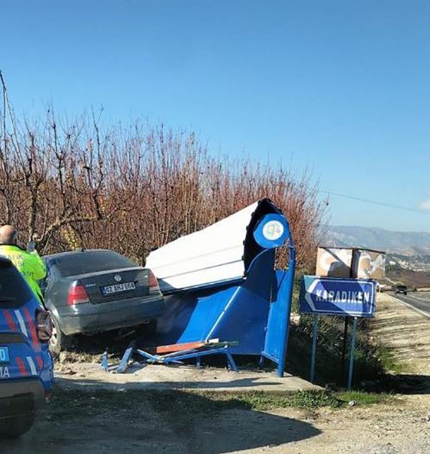 Mersin’de otomobil otobüs durağına çarptı: 2 yaralı 5 mersinde otomobil otobus duragina carpti 2 yarali 1 EeChHk9r