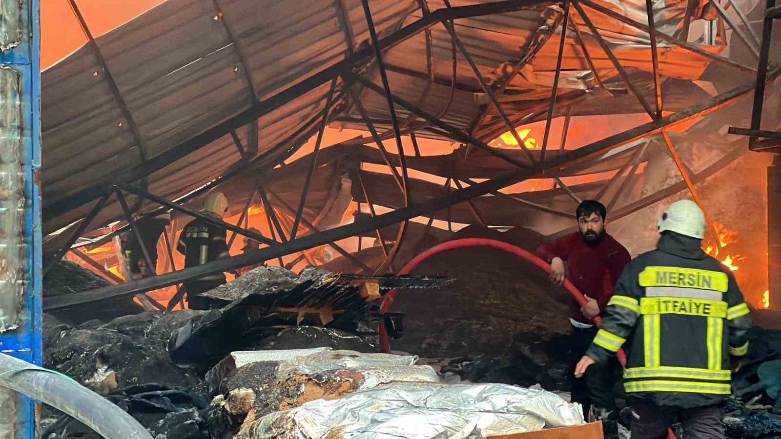 mersinde plastik ham madde deposunda yangin cok sayida itfaiye ekibi mudahale ediyor 0 jCh67ewM