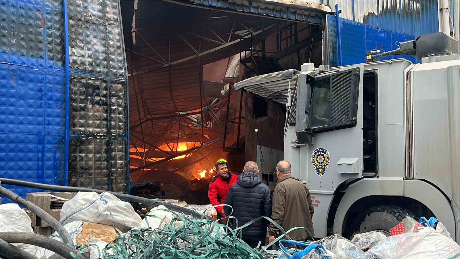 mersinde plastik ham madde deposunda yangin cok sayida itfaiye ekibi mudahale ediyor 7 6F8TZ9wu