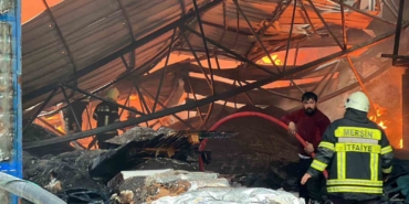 mersinde-plastik-ham-madde-deposunda-yangin-cok-sayida-itfaiye-ekibi-mudahale-ediyor-MV9XtcAm.jpg