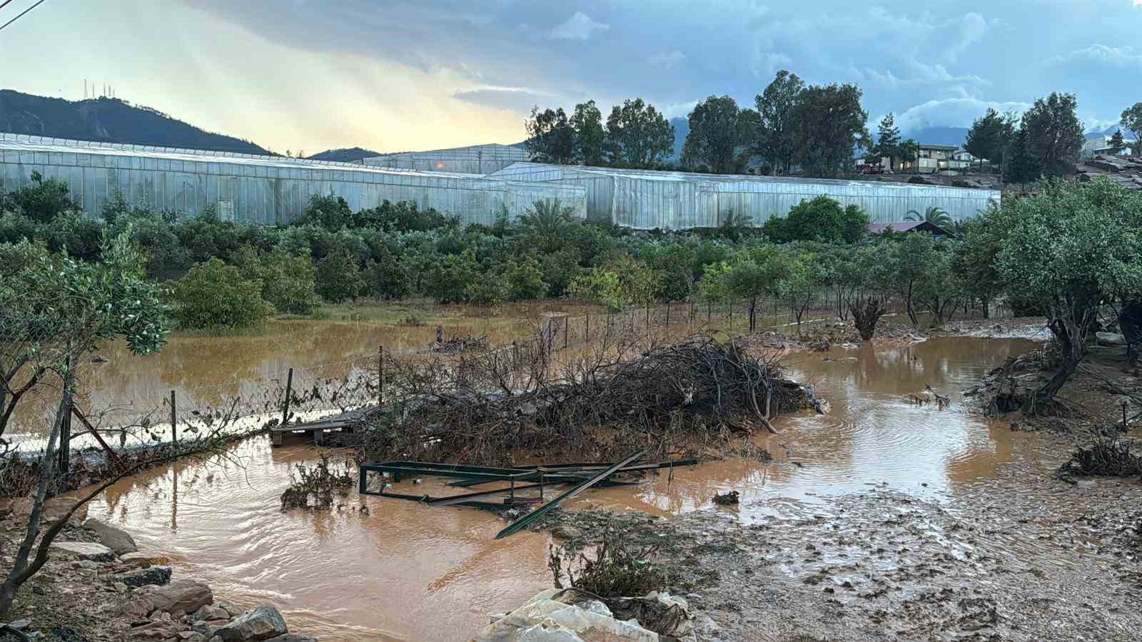 mersinde saganak etkili oldu sel sulari yolu asti bahceler sular altinda kaldi 7 lqTl3d1I