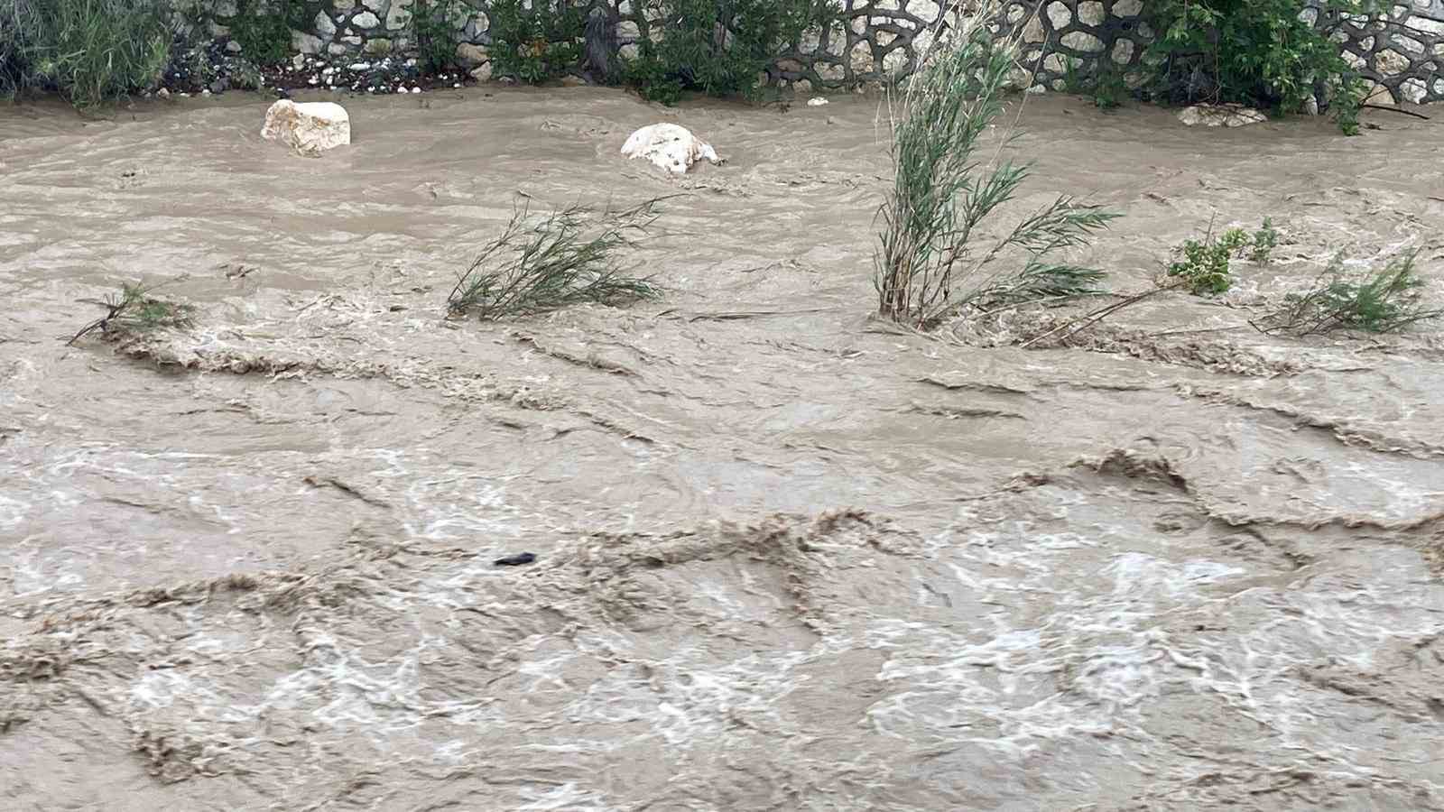 mersinde saganak sele yol acti yol coktu seralar zarar gordu 1 394NBYsy