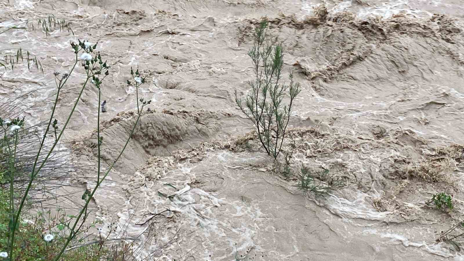 mersinde saganak sele yol acti yol coktu seralar zarar gordu 2 TtJhOJnj