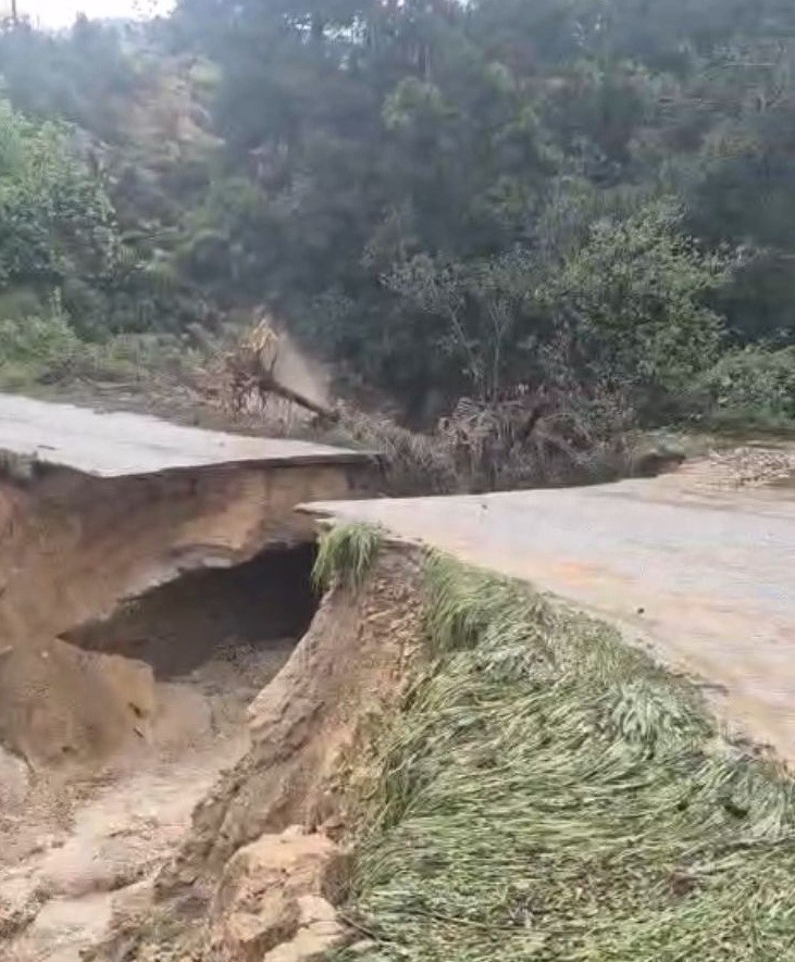 mersinde saganak sele yol acti yol coktu seralar zarar gordu 4