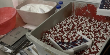 mersinde-sentetik-ecza-imalathanesine-operasyon-binlerce-hap-ele-gecirildi-2-tutuklama-hu6VVPwI.jpg