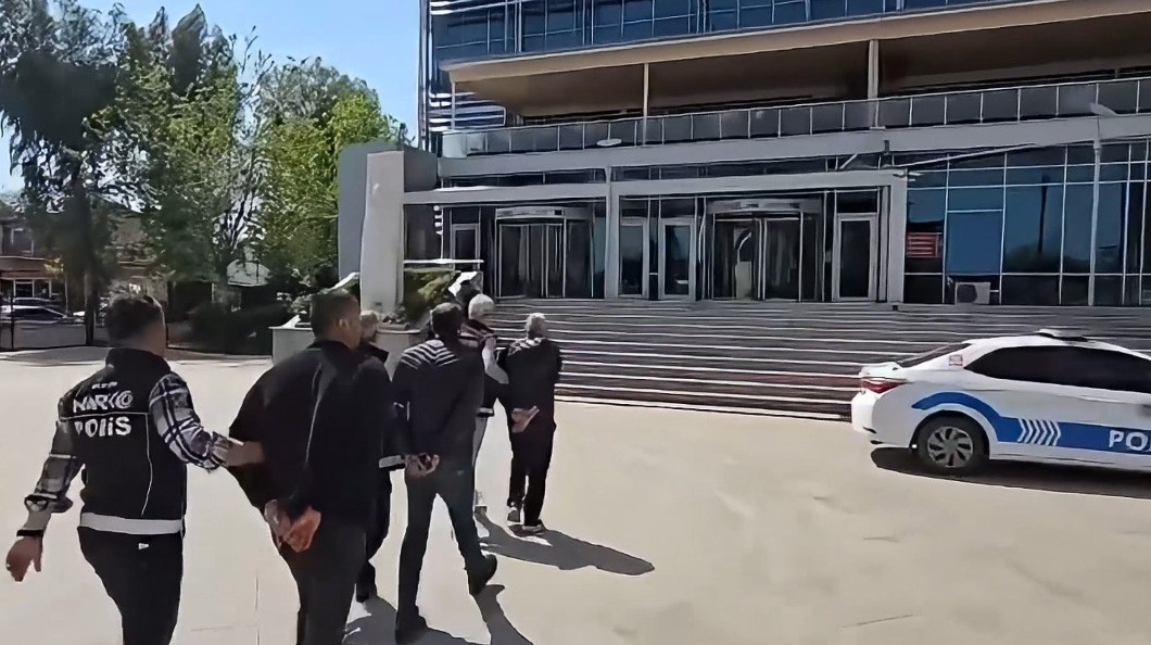 Mersin’de seraya baskın: Binlerce kök Hint keneviri ele geçirildi 7 mersinde seraya baskin binlerce kok hint keneviri ele gecirildi 3 zzcsMtRg
