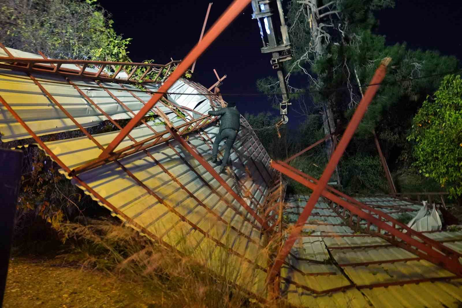mersinde siddetli ruzgar catiyi ucurdu asirlik meseyi devirdi 1 7hrMHHs2