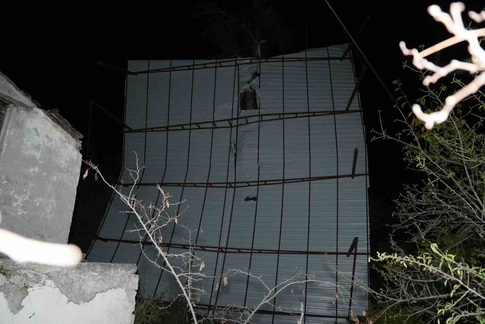 mersinde siddetli ruzgar catiyi ucurdu asirlik meseyi devirdi 3 ZRyvtcUH