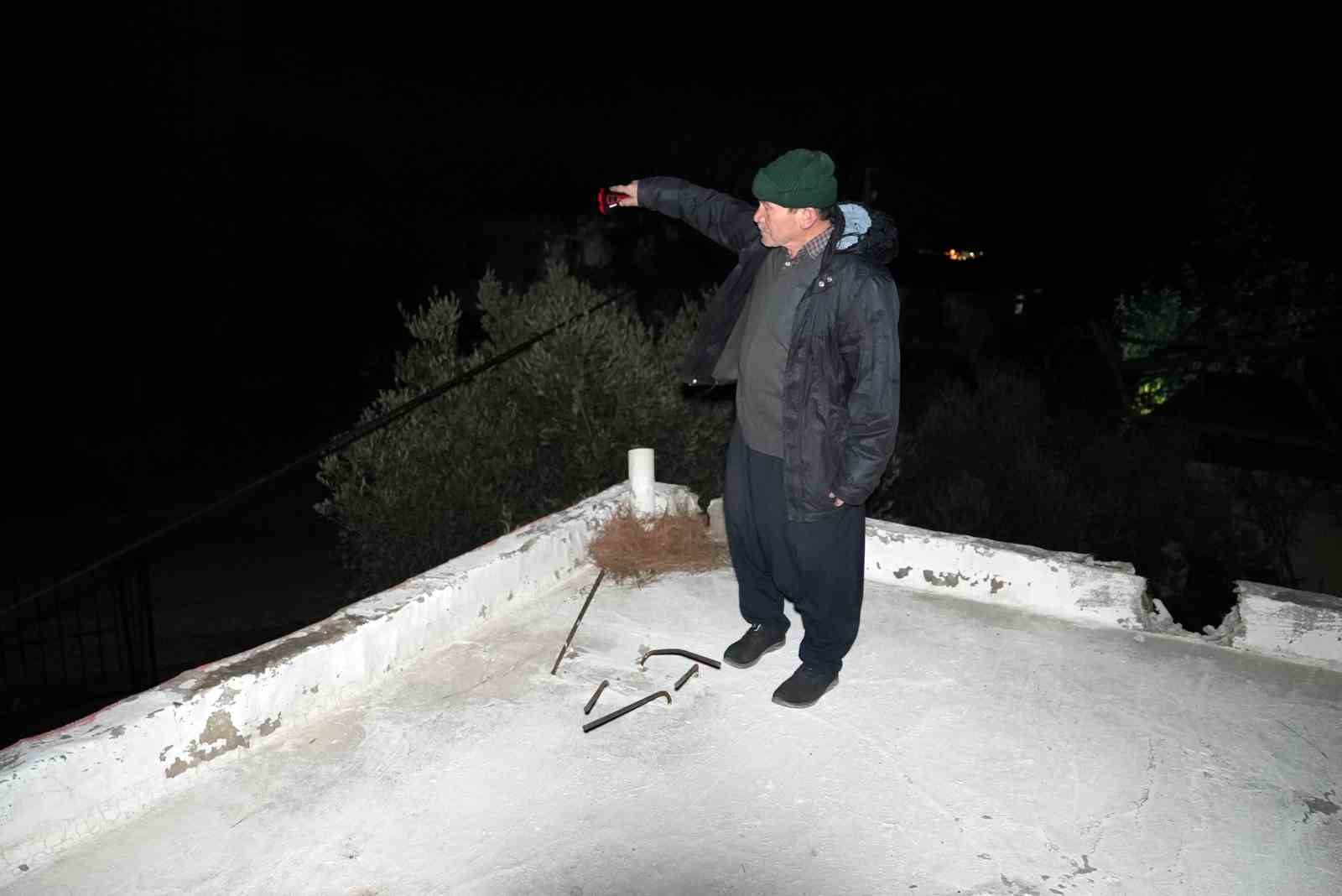 mersinde siddetli ruzgar catiyi ucurdu asirlik meseyi devirdi 5 FpGCbErI
