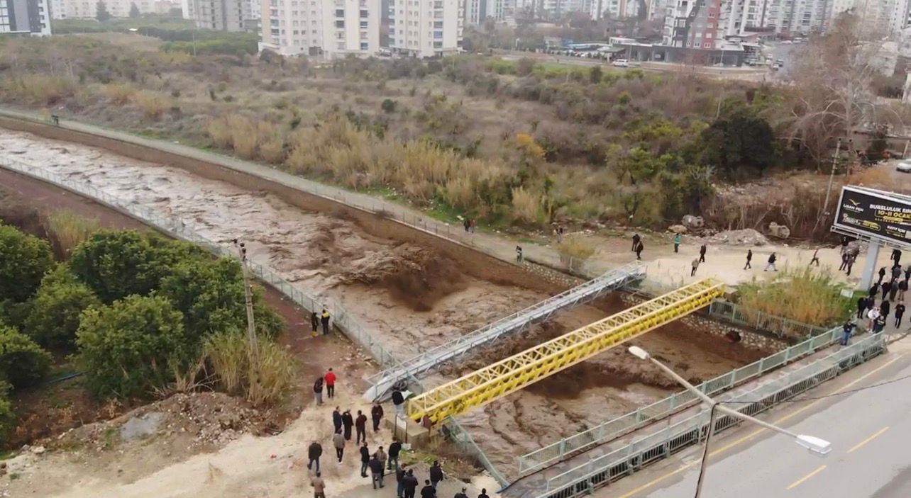mersinde siddetli yagis sel ve su taskinlarina neden oldu 0