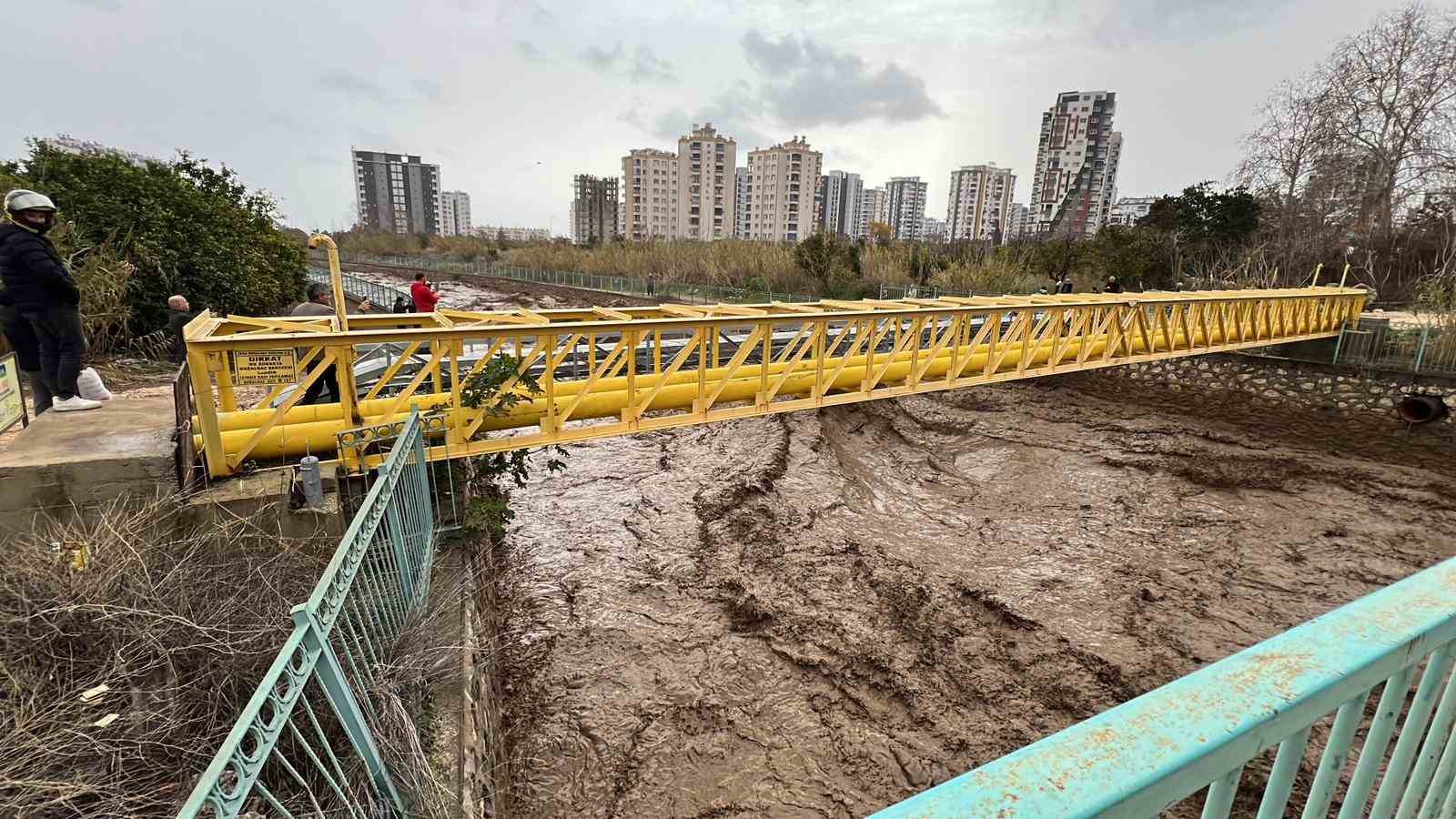 mersinde siddetli yagis sel ve su taskinlarina neden oldu 3 6f87SAO8