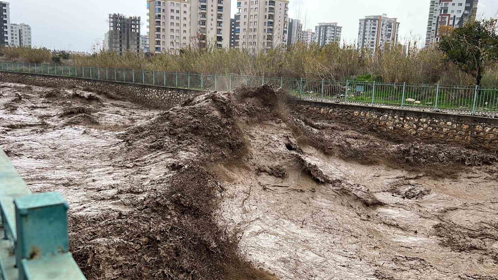 mersinde siddetli yagis sel ve su taskinlarina neden oldu 6 v4XI76iy