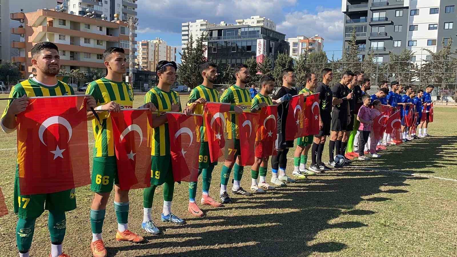 Mersin’de takımlar sahaya Türk bayraklarıyla çıkarak şehitleri andı 4 mersinde takimlar sahaya turk bayraklariyla cikarak sehitleri andi 0 bcv53yU8