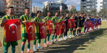 mersinde-takimlar-sahaya-turk-bayraklariyla-cikarak-sehitleri-andi-RrrmIvtg.jpg