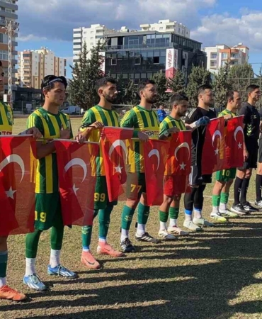 mersinde-takimlar-sahaya-turk-bayraklariyla-cikarak-sehitleri-andi-RrrmIvtg.jpg