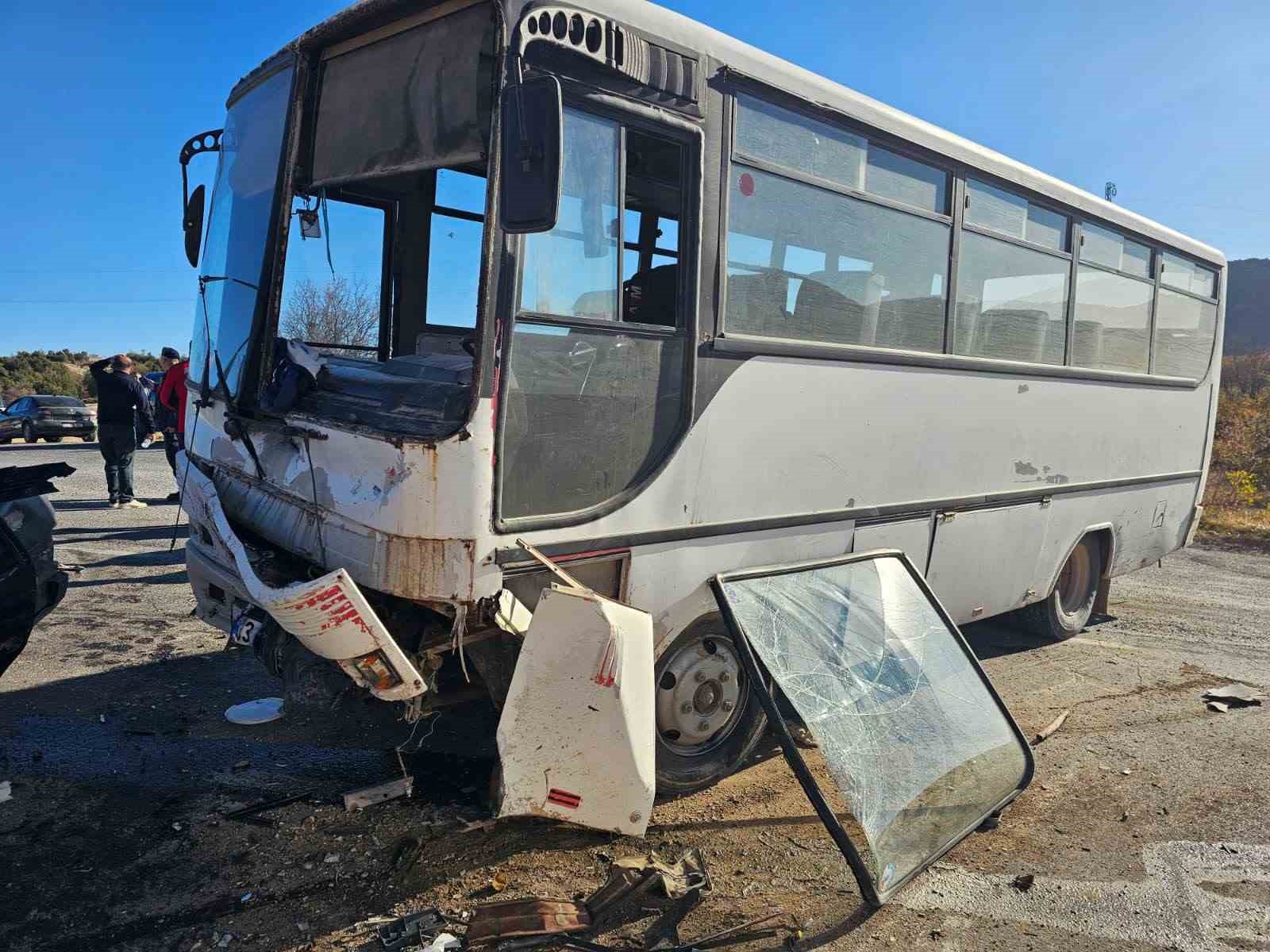 Mersin’de tarım işçilerini taşıyan midibüs otomobille çarpıştı: 3 ölü, 12 yaralı 5 mersinde tarim iscilerini tasiyan midibus otomobille carpisti 3 olu 12 yarali 1 ERKTQfNS