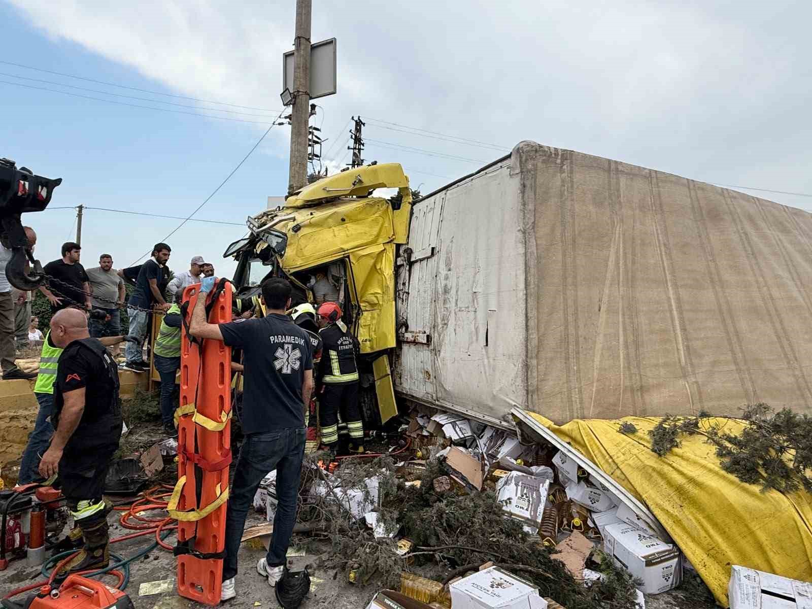 Mersin’de tırlar kafa kafaya çarpıştı: 1 ölü, 2 yaralı 5 mersinde tirlar kafa kafaya carpisti 1 olu 2 yarali 1