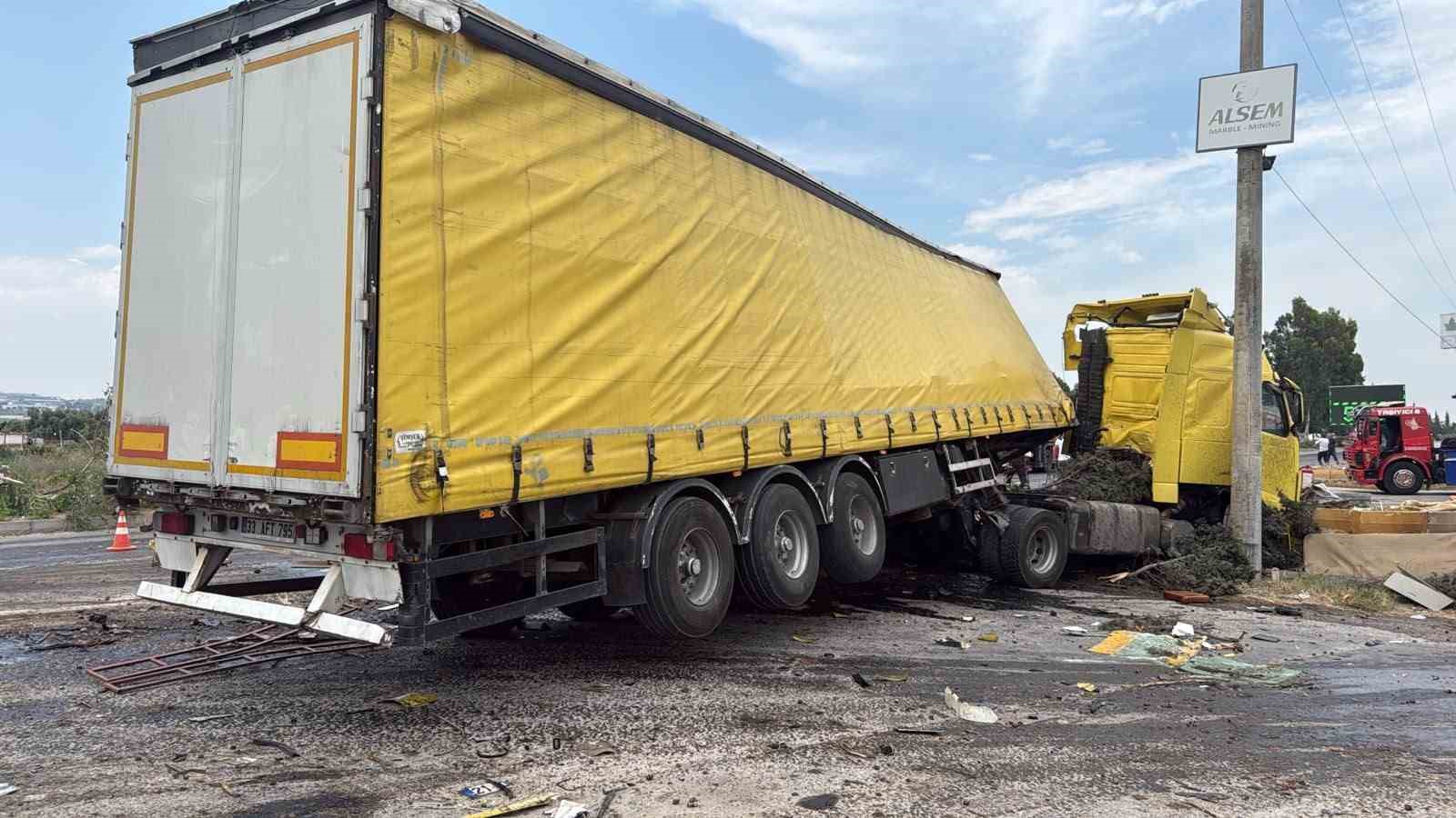 Mersin’de tırlar kafa kafaya çarpıştı: 1 ölü, 2 yaralı 7 mersinde tirlar kafa kafaya carpisti 1 olu 2 yarali 3 E2EH1BTL