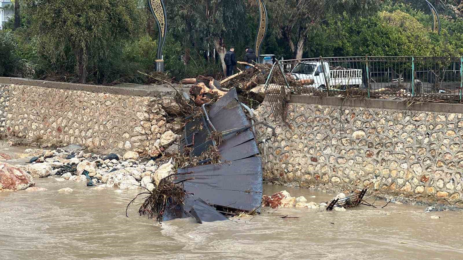 mersinde yikilan kopru ve su basan sitelerin son durumu dronla goruntulendi 4 kyfeuw3e