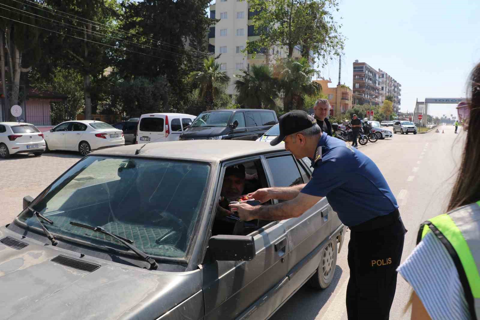 mersinde yogurt ve cilek ikramli trafik uygulamasi 1 31rg6896