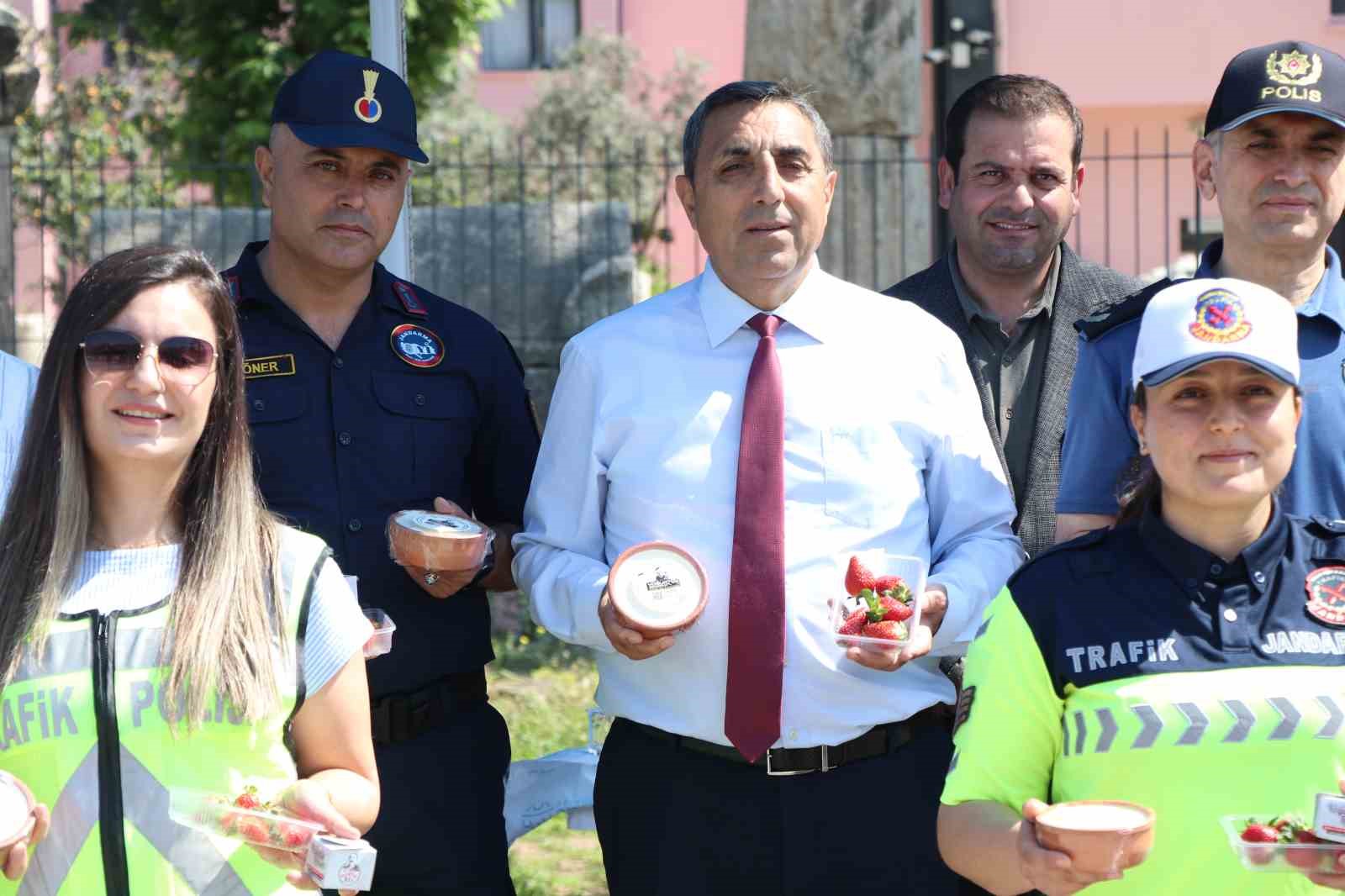 mersinde yogurt ve cilek ikramli trafik uygulamasi 2 d2knXG5Z