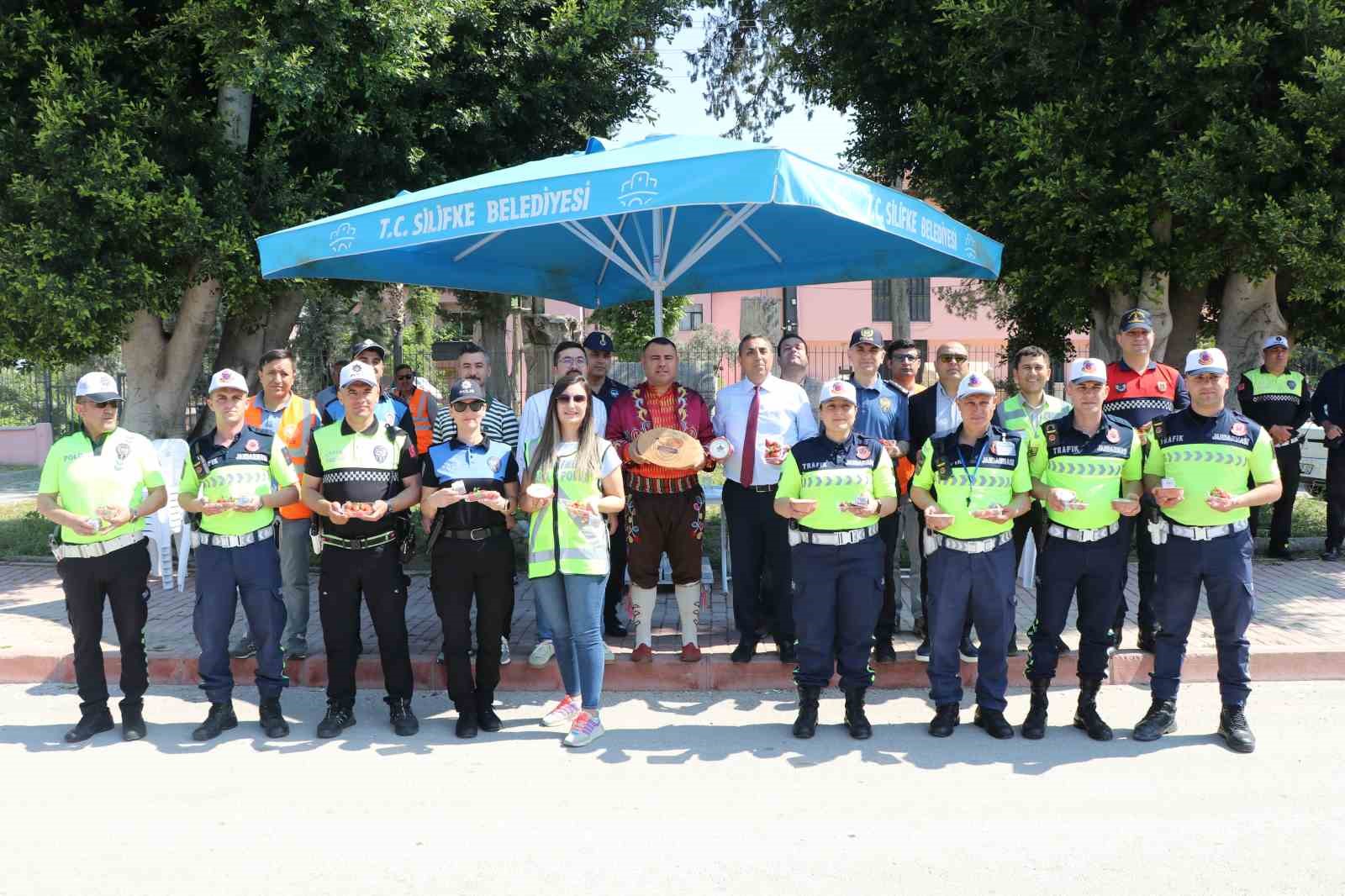 mersinde yogurt ve cilek ikramli trafik uygulamasi 3 18YGyGgF
