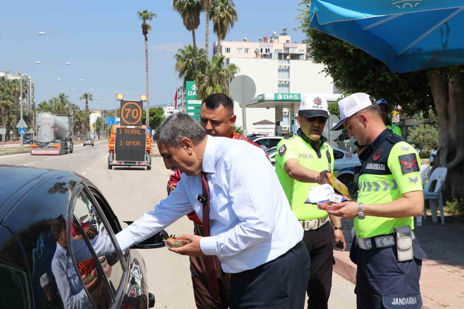 mersinde yogurt ve cilek ikramli trafik uygulamasi 4 TddeUnXD