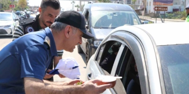 mersinde-yogurt-ve-cilek-ikramli-trafik-uygulamasi-dtAD3AJE.jpg