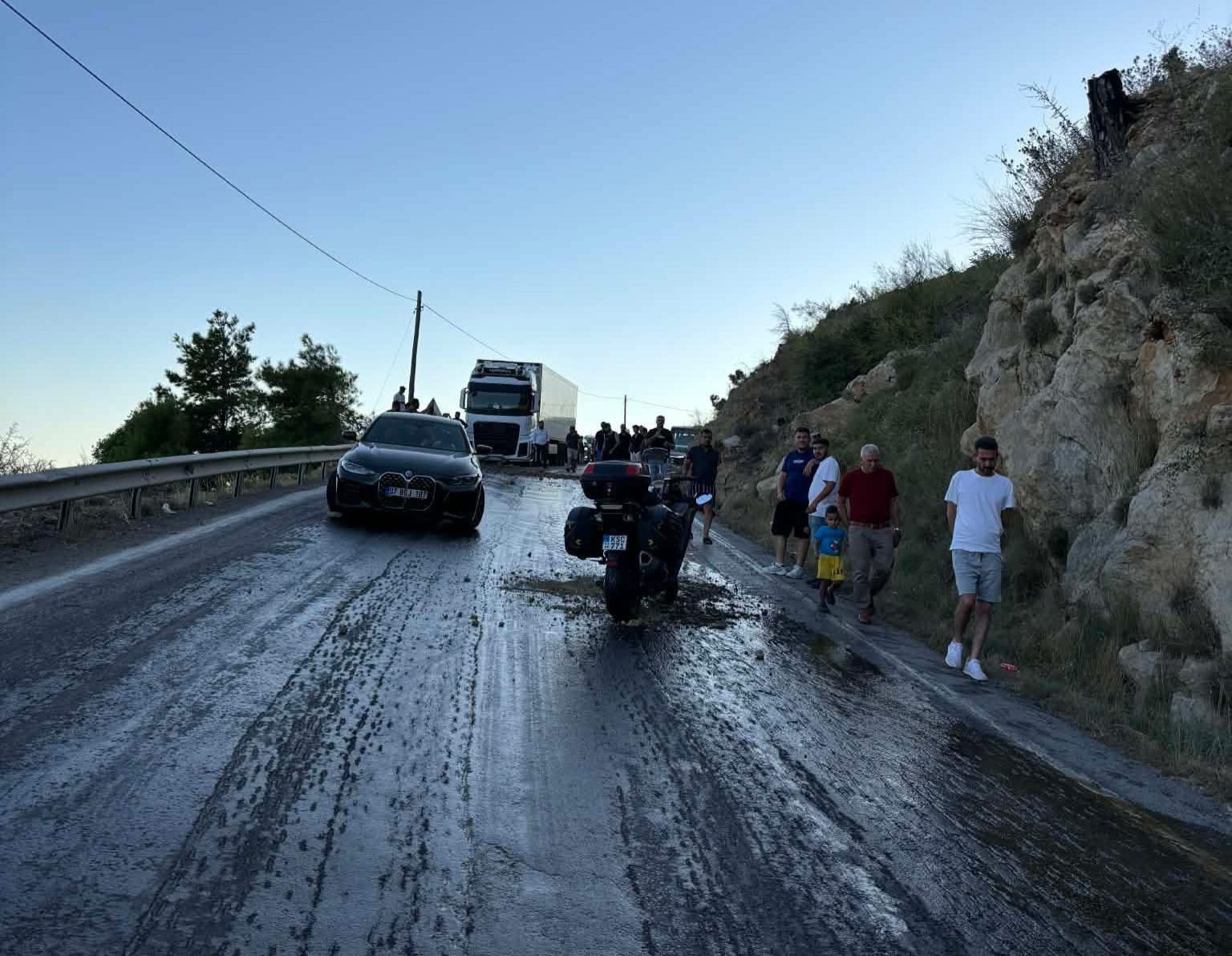 mersinde yola akan mazot zincirleme kazaya neden oldu 4 arac birbirine girdi 0 ayHpHGS4