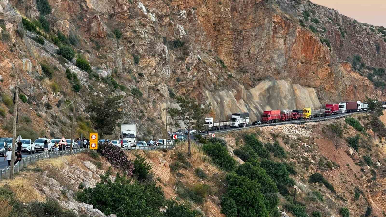 mersinde yola akan mazot zincirleme kazaya neden oldu 4 arac birbirine girdi 1 RmNhgnuG