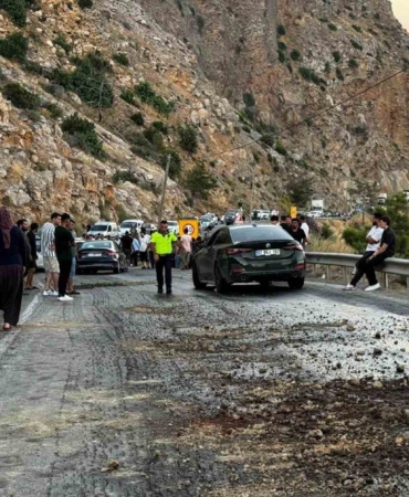 mersinde-yola-akan-mazot-zincirleme-kazaya-neden-oldu-4-arac-birbirine-girdi-gt9MfIWi.jpg