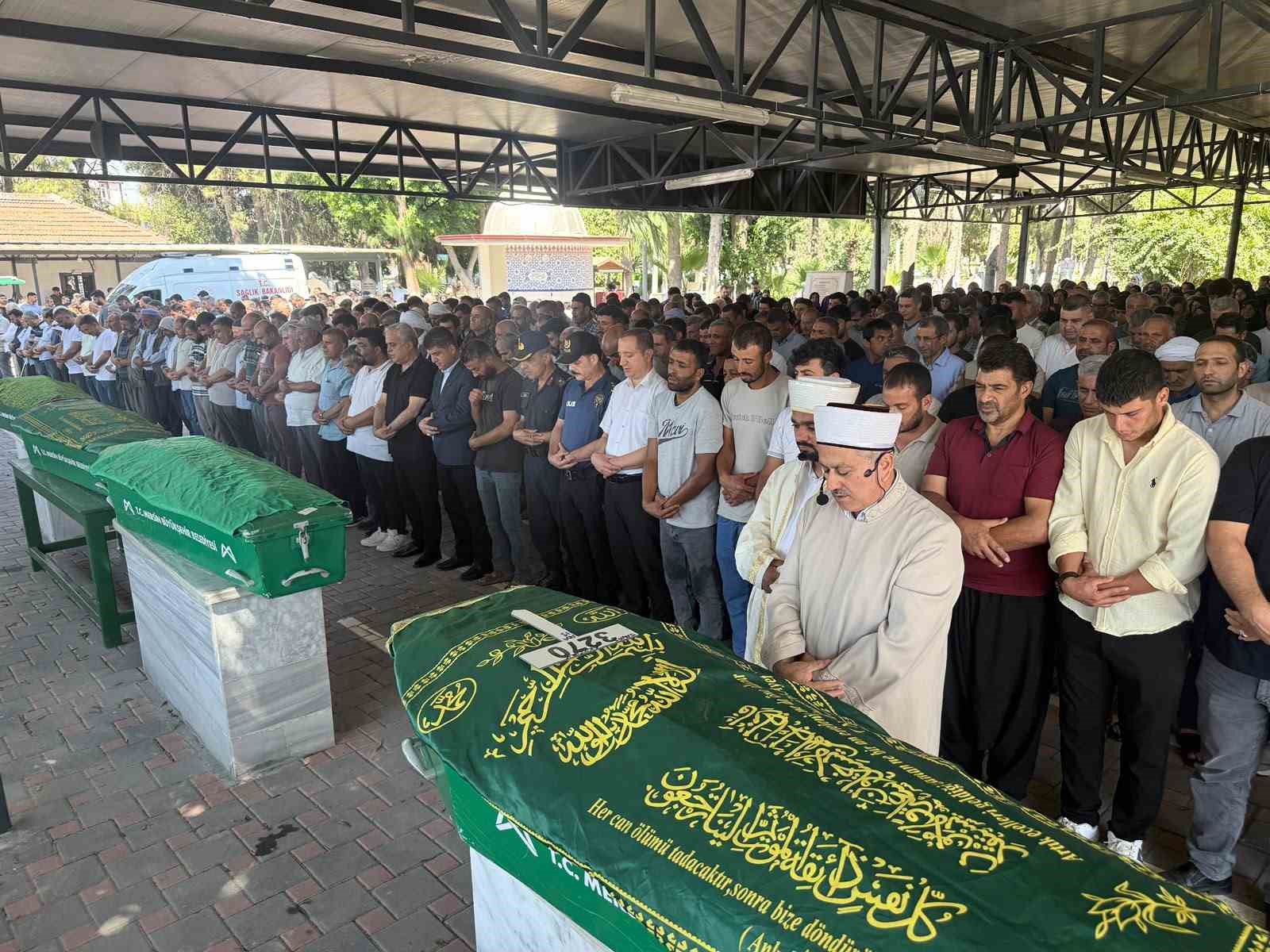 Mersin’deki 4 kişi feryatlar arasında son yolculuğuna uğurlandı 4 mersindeki 4 kisi feryatlar arasinda son yolculuguna ugurlandi 0 kneFB9FF