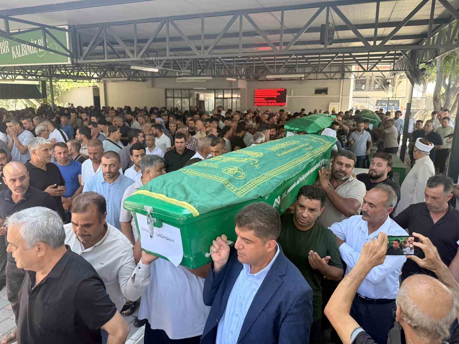 Mersin’deki 4 kişi feryatlar arasında son yolculuğuna uğurlandı 6 mersindeki 4 kisi feryatlar arasinda son yolculuguna ugurlandi 2 hEMspiVR