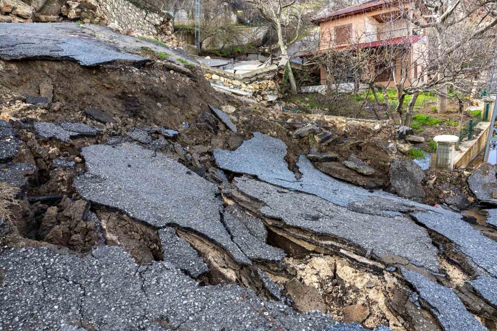 mersindeki heyelan bolgesi havadan goruntulendi 9
