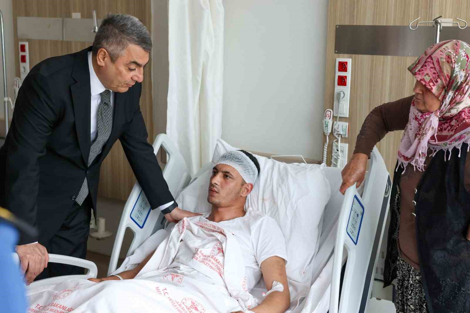 mersindeki katliamdan yarali kurtulanlarin tedavisi suruyor bal var mi diye sordu sonra silahi TZlPERH5