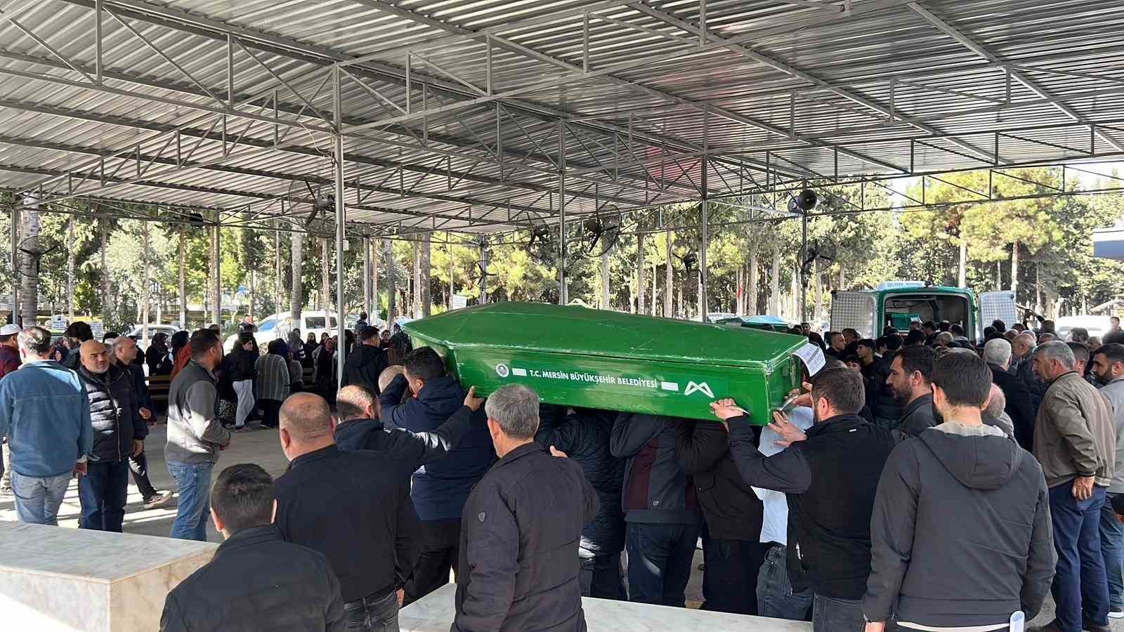 Mersin’deki kazadan acı hikaye: İkizleri ölüm ayırdı, 3 cenaze yan yana defnedildi 4 mersindeki kazadan aci hikaye ikizleri olum ayirdi 3 cenaze yan yana defnedildi 0 c9RH6CWB