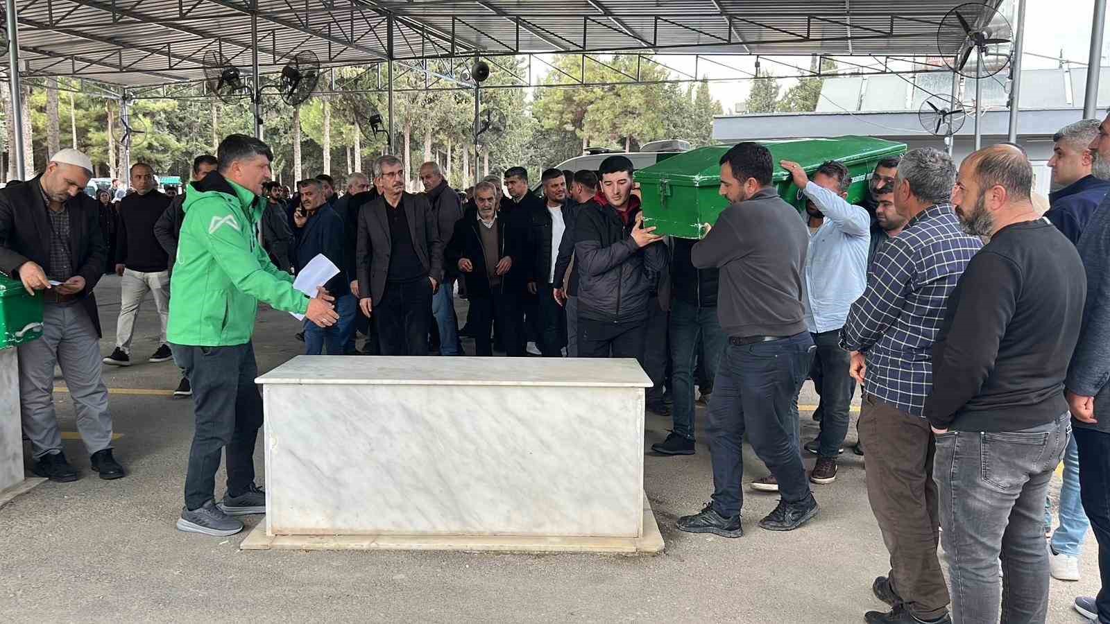 Mersin’deki kazadan acı hikaye: İkizleri ölüm ayırdı, 3 cenaze yan yana defnedildi 5 mersindeki kazadan aci hikaye ikizleri olum ayirdi 3 cenaze yan yana defnedildi 1