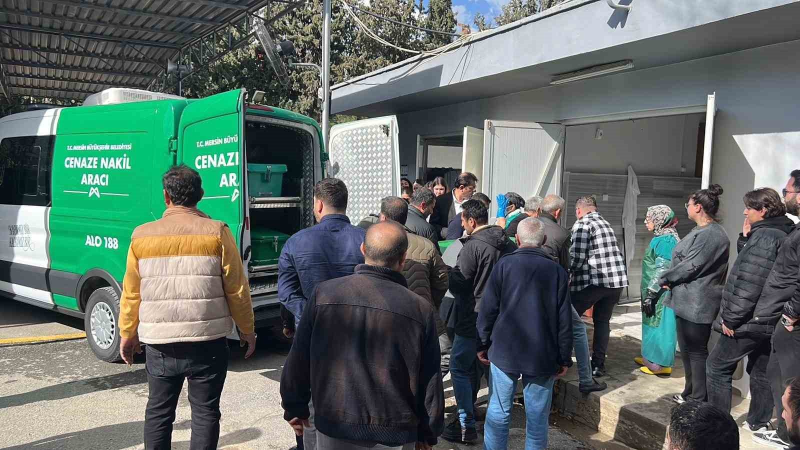 Mersin’deki kazadan acı hikaye: İkizleri ölüm ayırdı, 3 cenaze yan yana defnedildi 6 mersindeki kazadan aci hikaye ikizleri olum ayirdi 3 cenaze yan yana defnedildi 2 WRiVTKZW