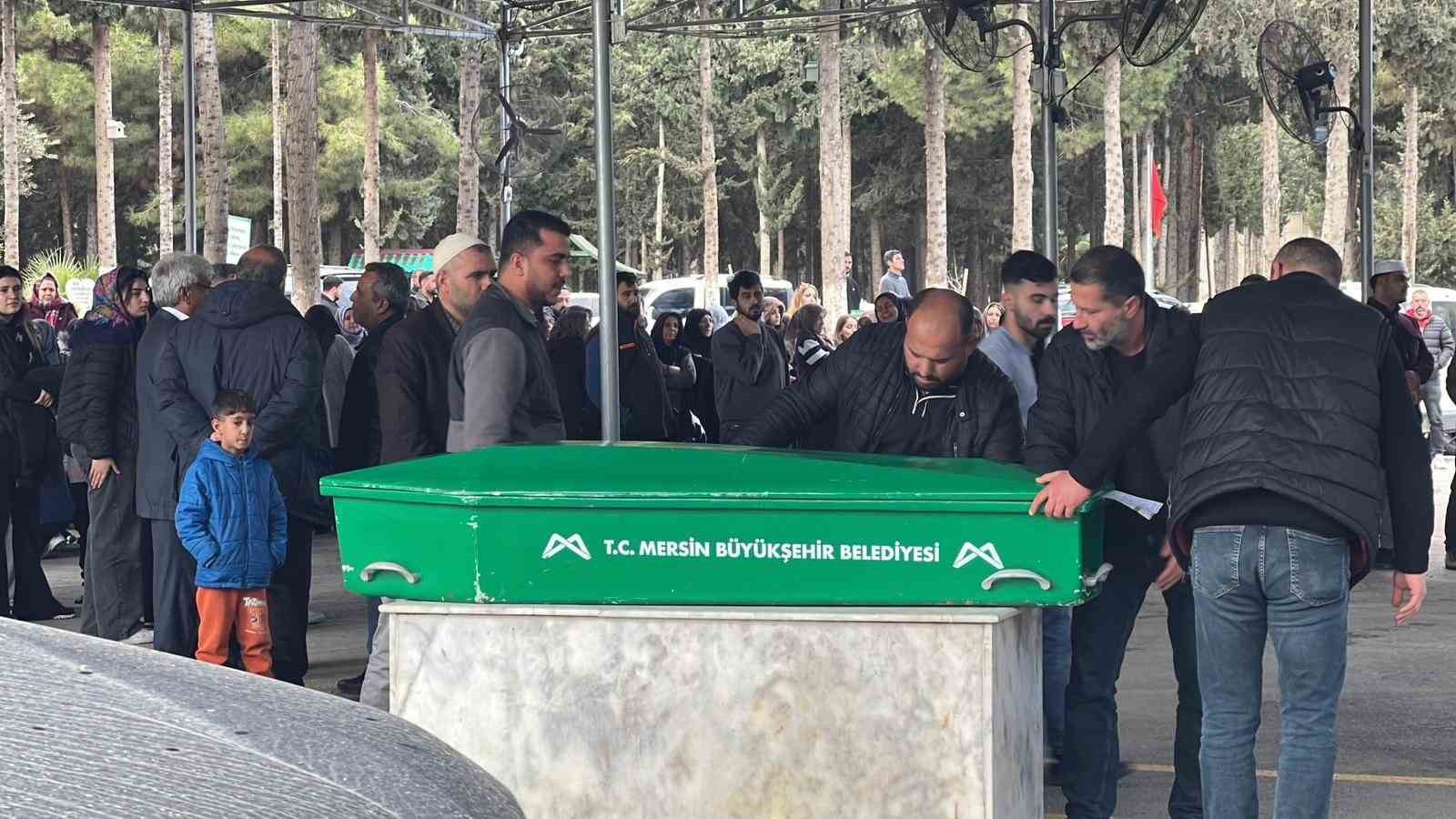 Mersin’deki kazadan acı hikaye: İkizleri ölüm ayırdı, 3 cenaze yan yana defnedildi 7 mersindeki kazadan aci hikaye ikizleri olum ayirdi 3 cenaze yan yana defnedildi 3
