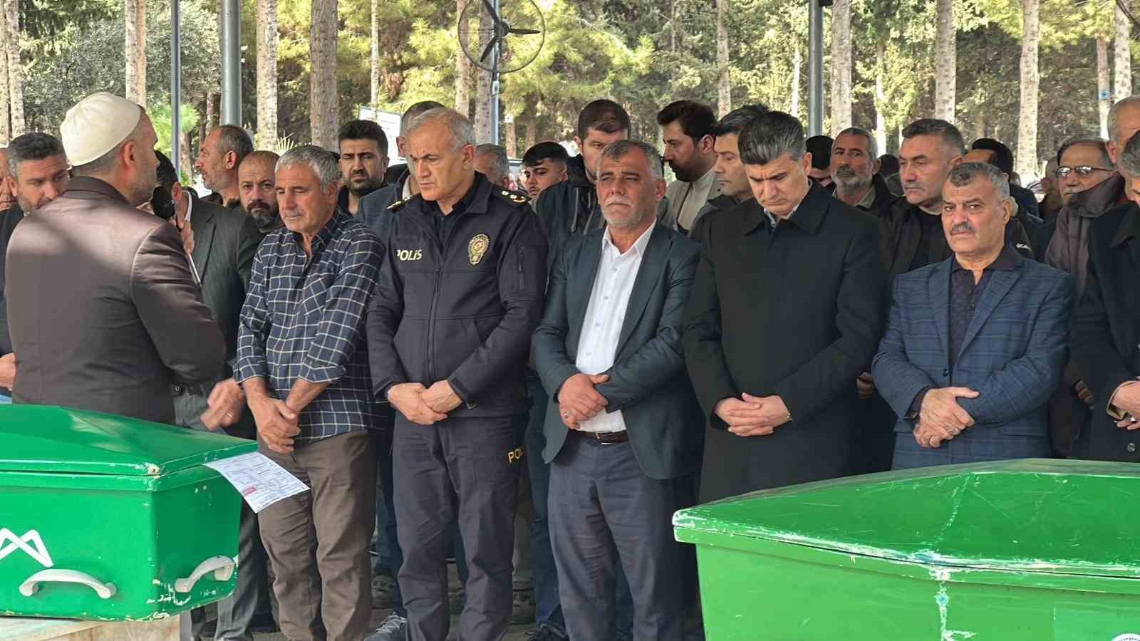 Mersin’deki kazadan acı hikaye: İkizleri ölüm ayırdı, 3 cenaze yan yana defnedildi 8 mersindeki kazadan aci hikaye ikizleri olum ayirdi 3 cenaze yan yana defnedildi 4 TLMS9Xnc